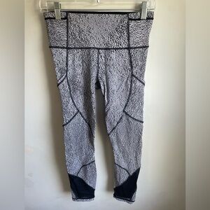 Lululemon Outrun 17” Crop Power Luxtreme Spray Jacquard White Black Women's 6 -J